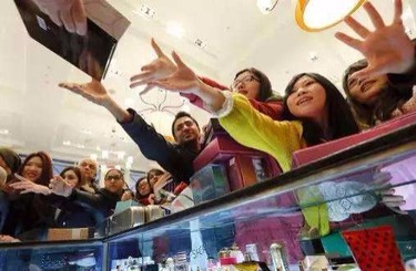 大黑鸡巴干女人中国人依然爱赴日旅游 消费已由爆买转向网购